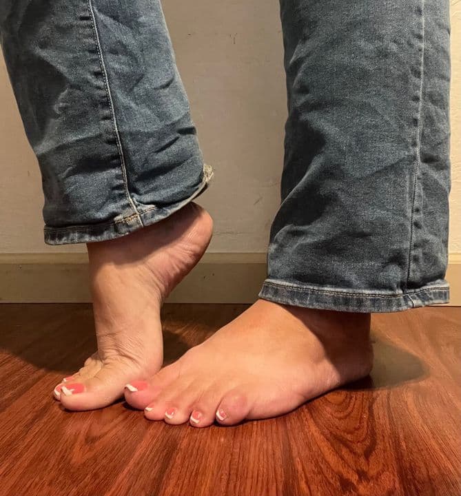 L’s sexy toes